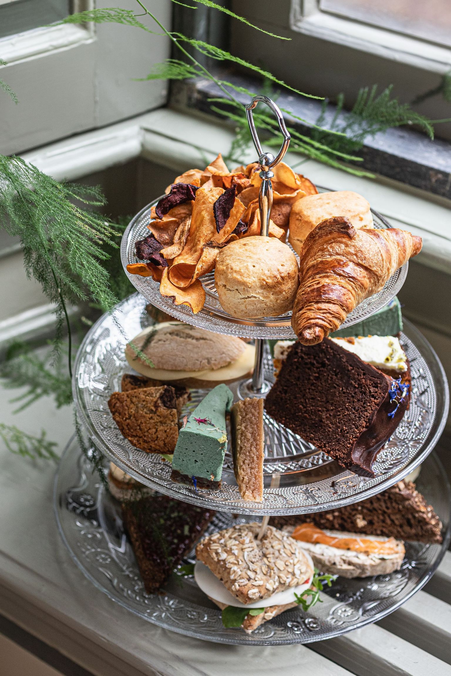 Vegan high tea bestellen Etagère met vegan high tea: sandwiches, scones en gebak